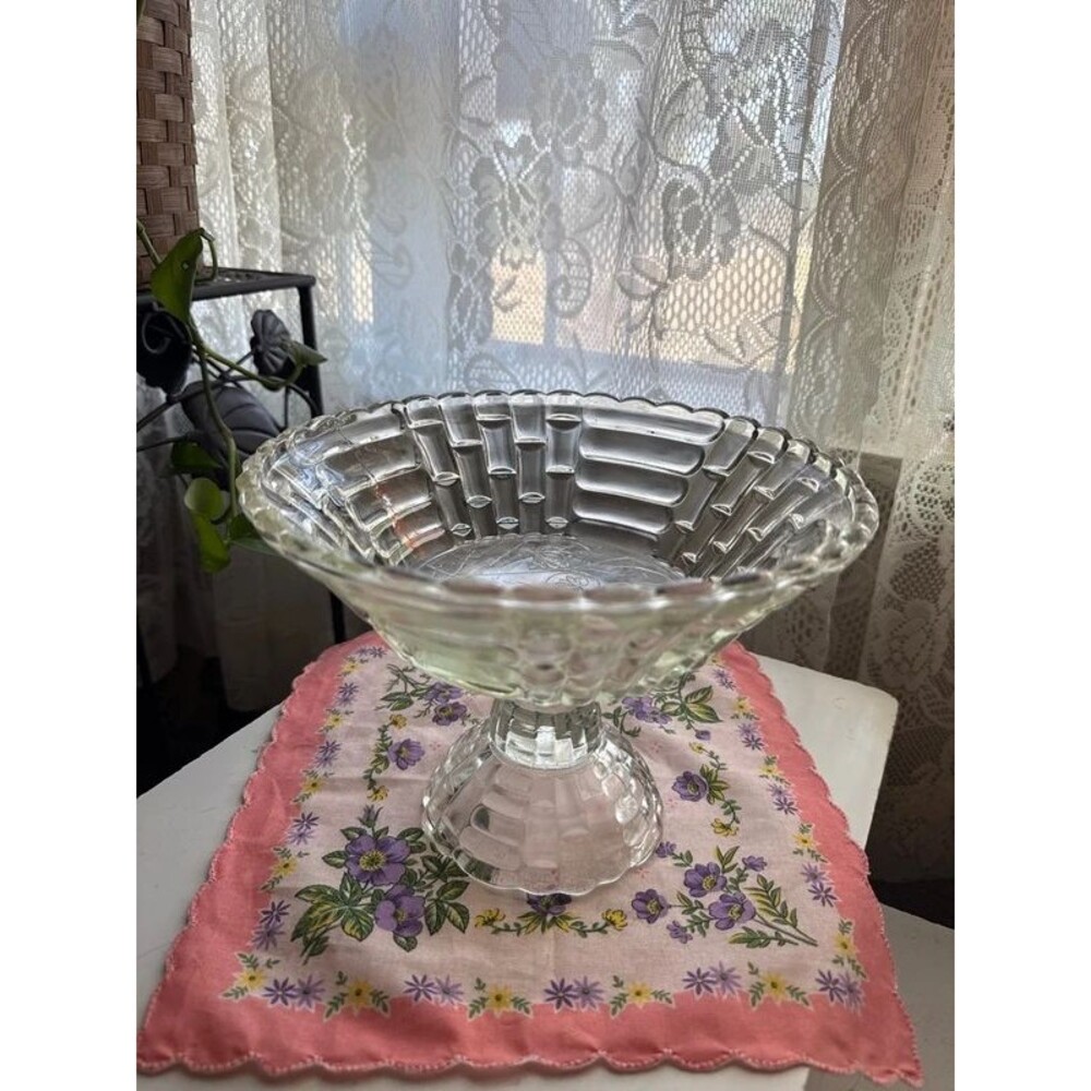 Vintage-Style Clear Glass Pedestal Compote Bowl – Scalloped Edge & Floral Design